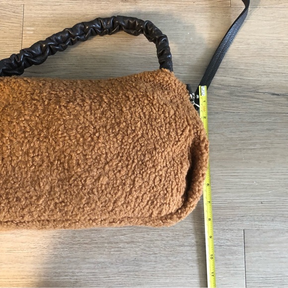 Teddy cross body bag. - Picture 3 of 7